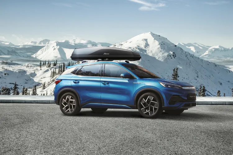 schwarze Dachbox auf weißem Hintergrund