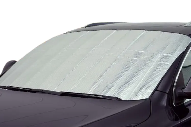 Abdeckung auf der Windschutzscheibe eines Fahrzeuges befestigt