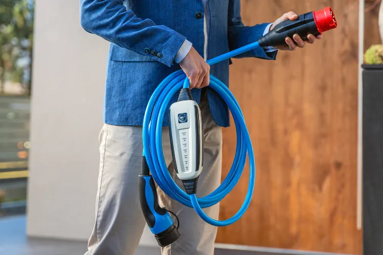 blaues Kabel mit weißer Anzeigefläche