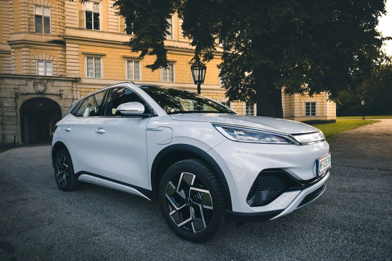 2023 der Bestseller von BYD: der ATTO 3 in der Farbe Skiing White auf einer Straße in Wien 
