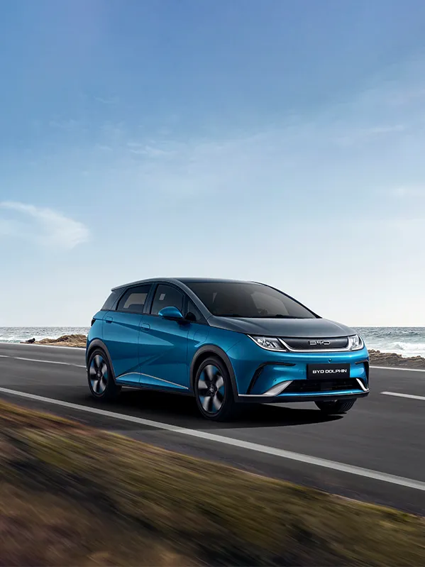 Der BYD DOLPHIN in der Farbkombination Surfing Blue & Urban Grey