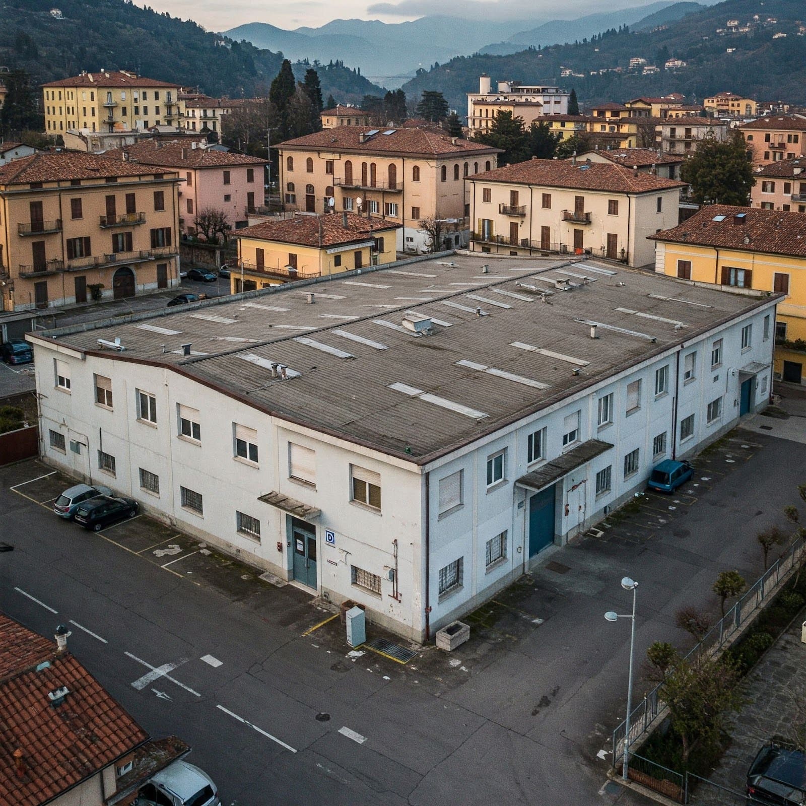 Un edificio industriale in una città italiana