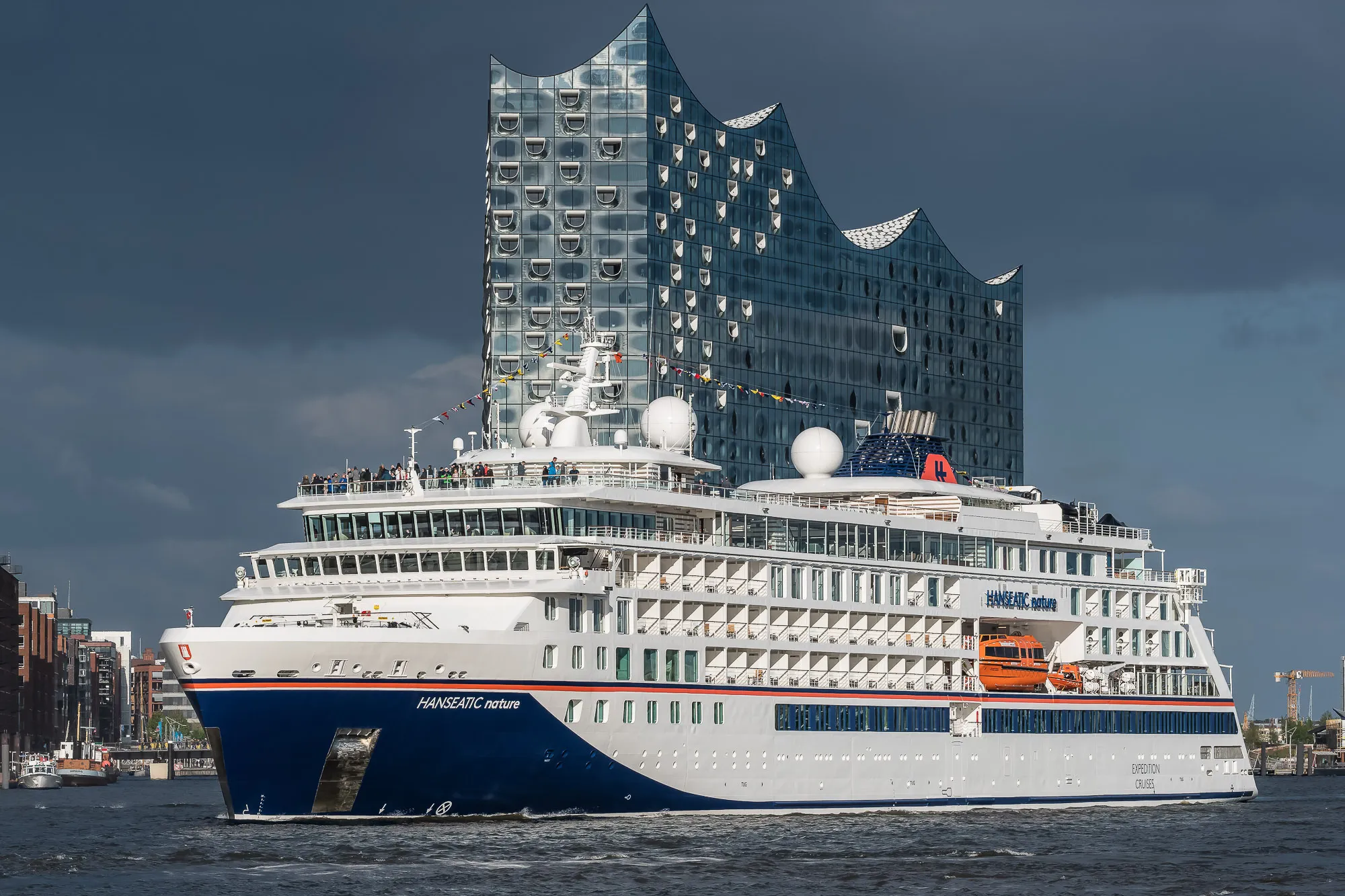 Große Expedition Kreuzfahrtschiff vor der Hamburger Philharmonie