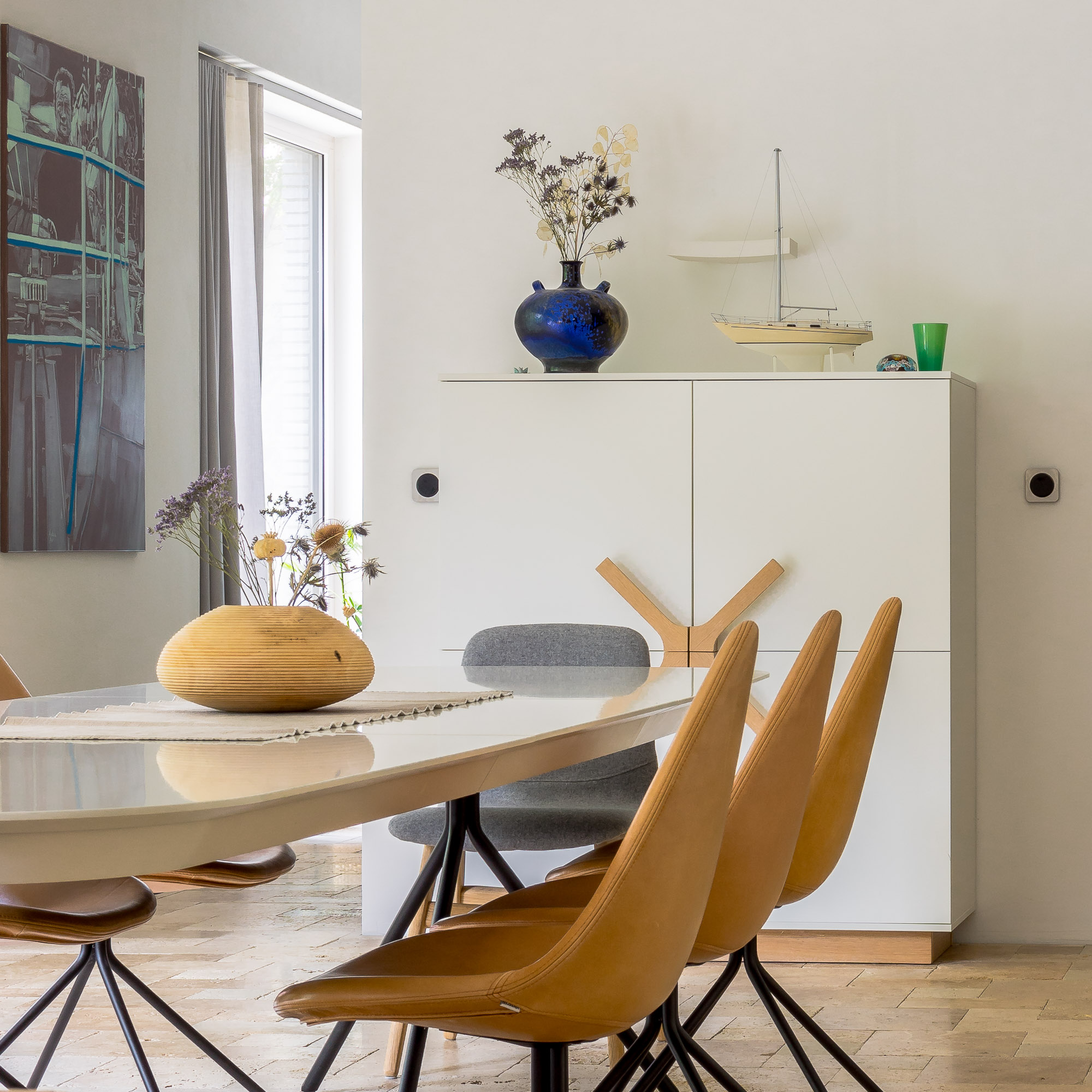 Designer-Tisch und Stühle im modern eingerichteten Wohnzimmer