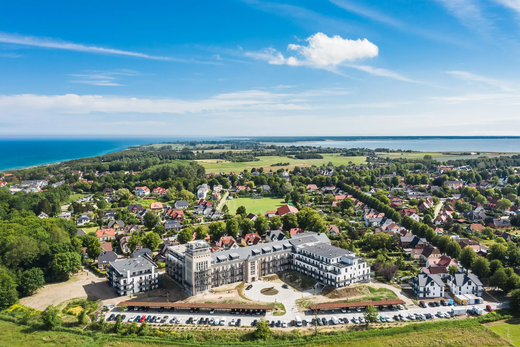 Drohnenansicht des Hotels in der Nähe des Sees