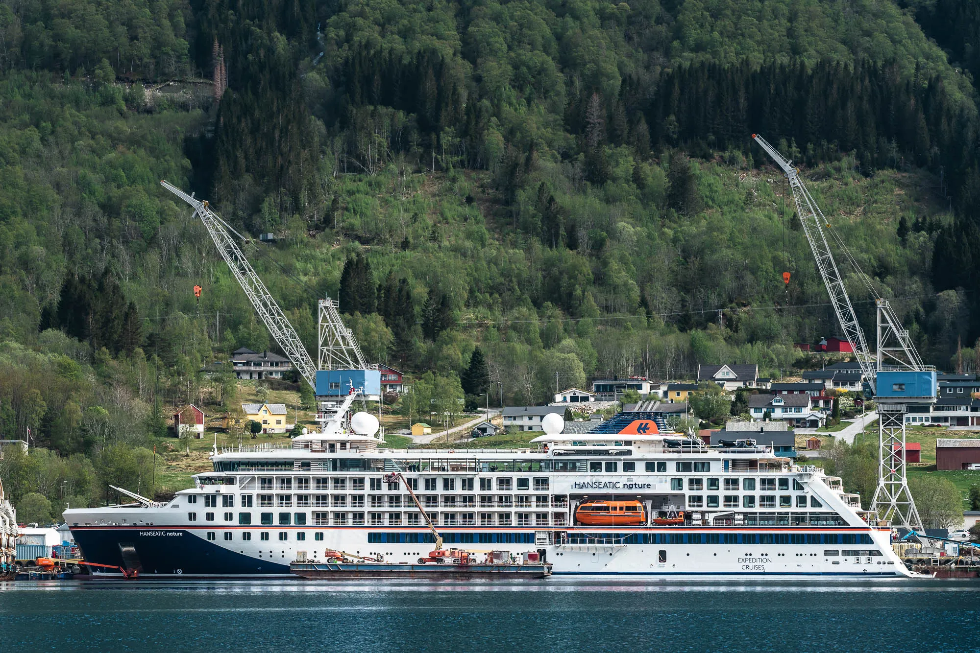 Bau eines großen Kreuzfahrtschiffes im Dock