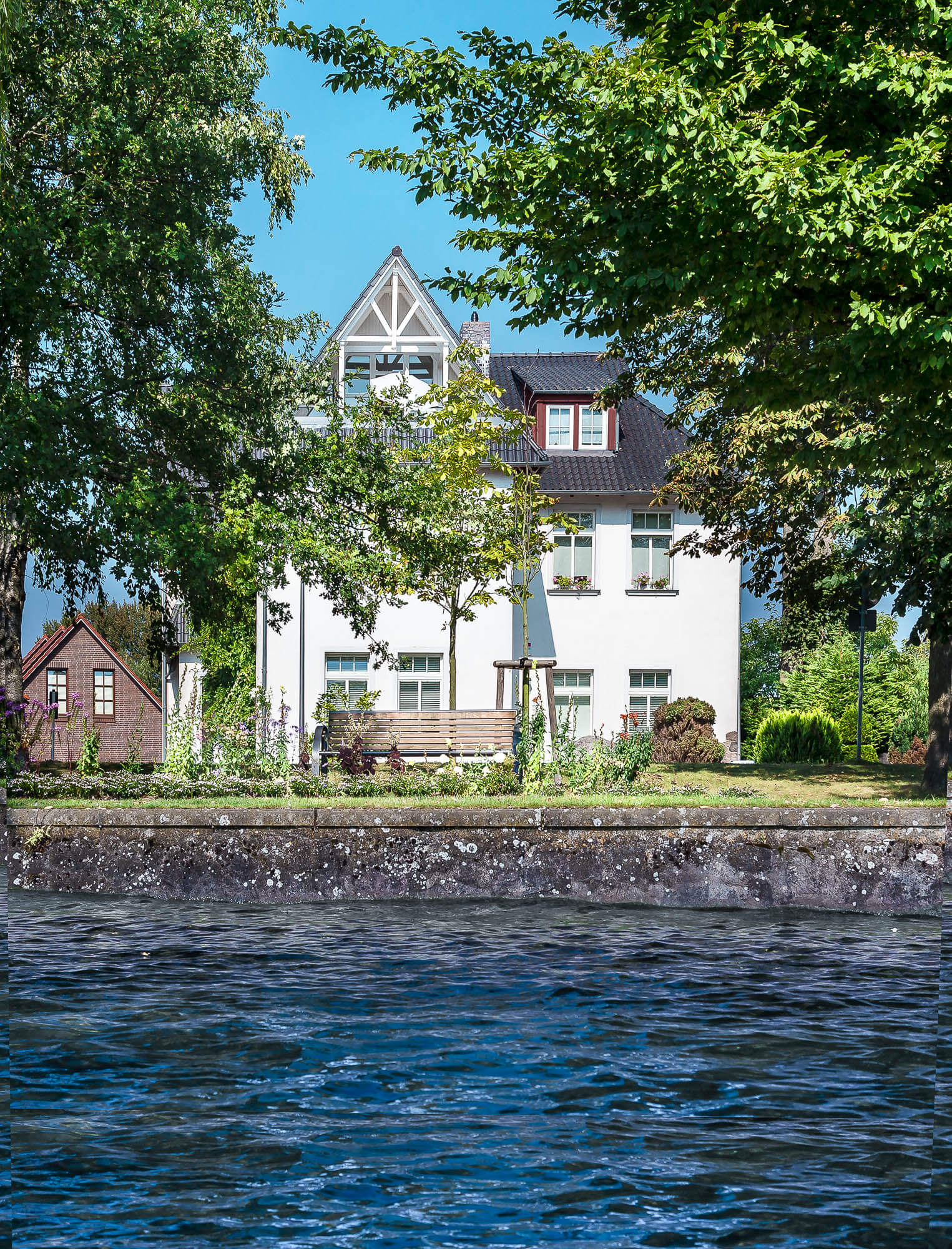 Wasserblick auf das Architekturbürohaus
