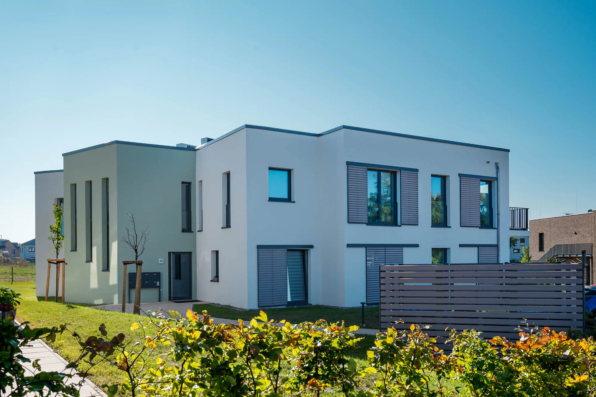 Modernes Mehrfamilienhaus an einem sonnigen Morgen