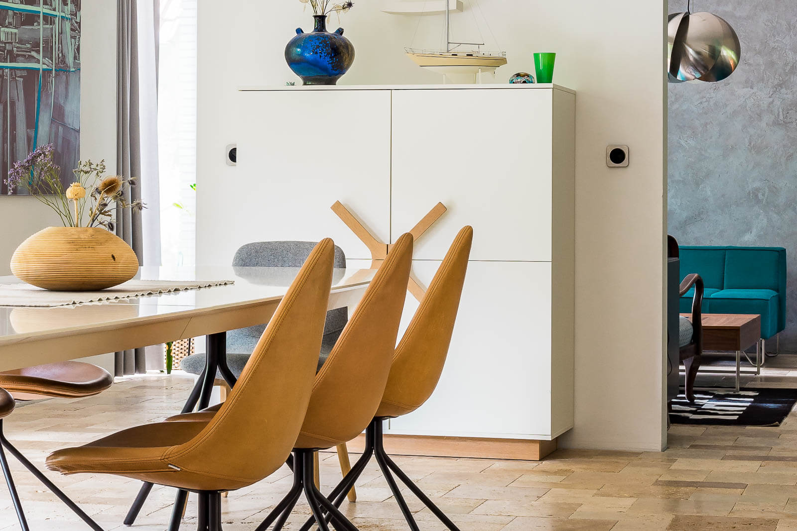 Luxuriöses Wohnzimmer mit Designertisch und Stühlen