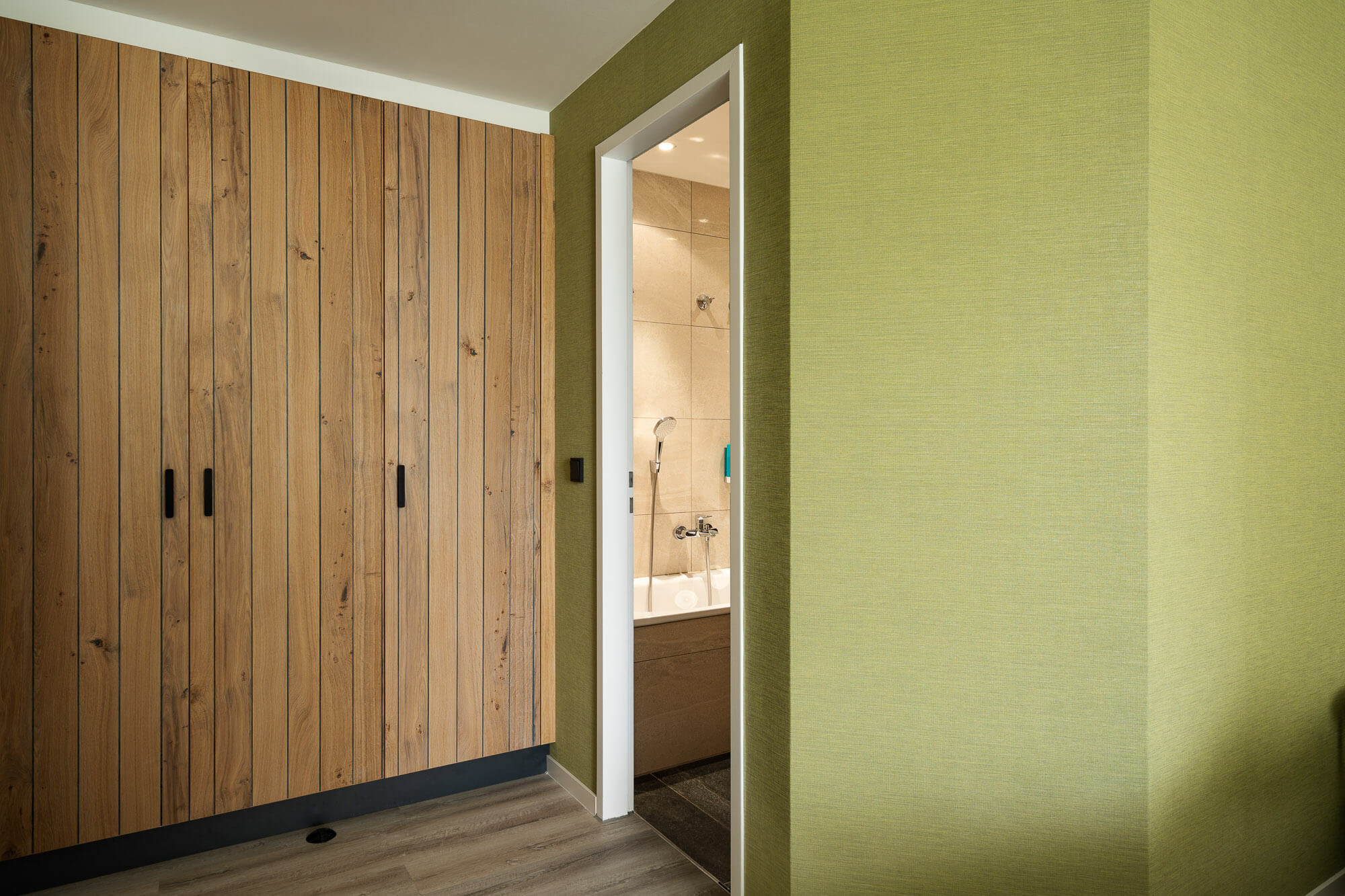 Detailansicht Holzwand mit moderner Beleuchtung