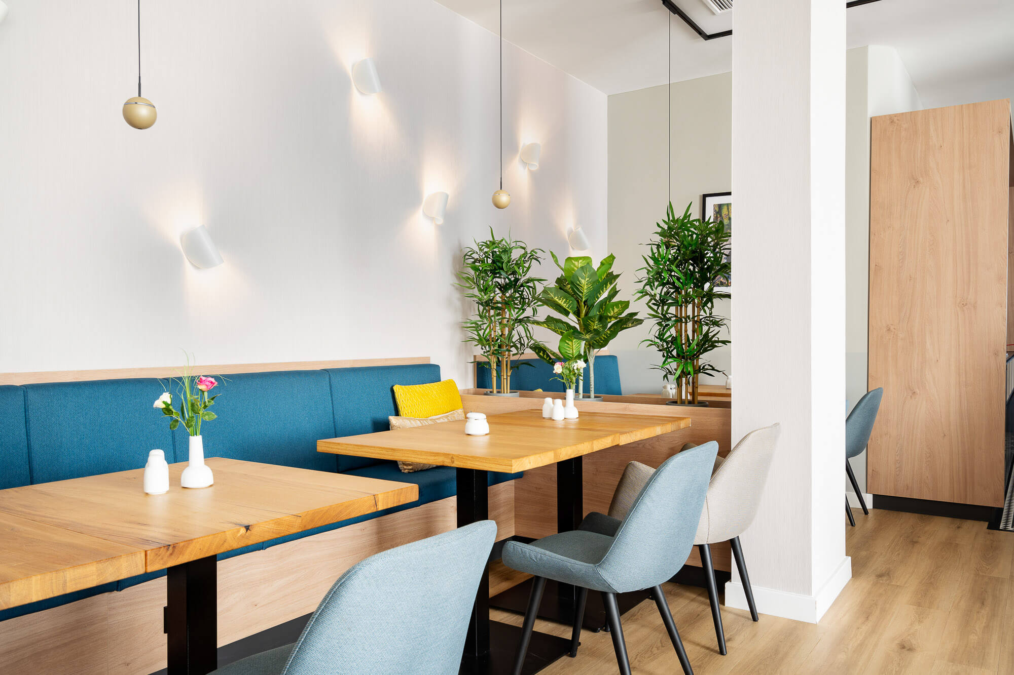 Essbereich mit hellen Farben und natürlichem Licht