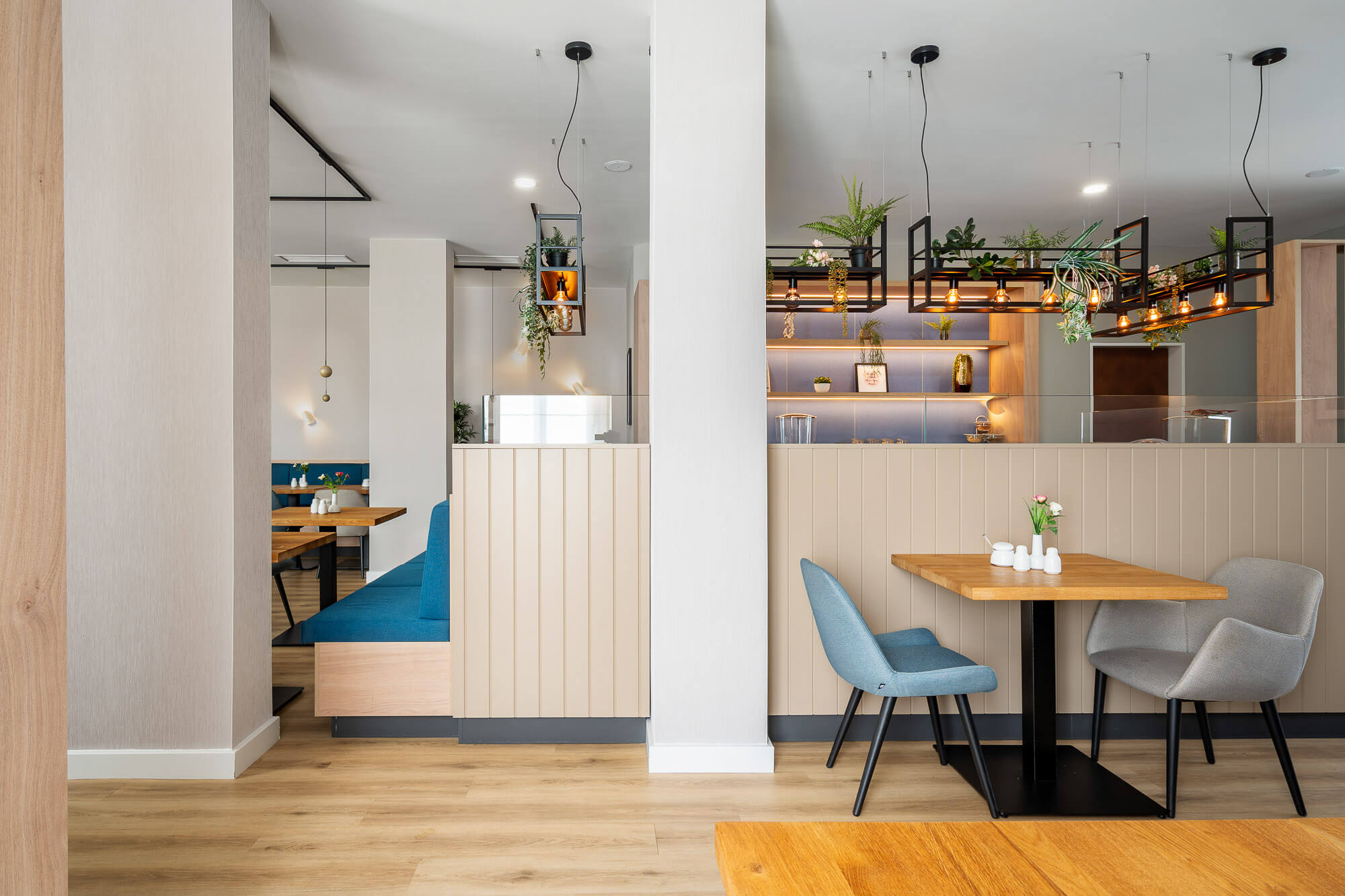 Offener Frühstücksraum mit hellem Interieur