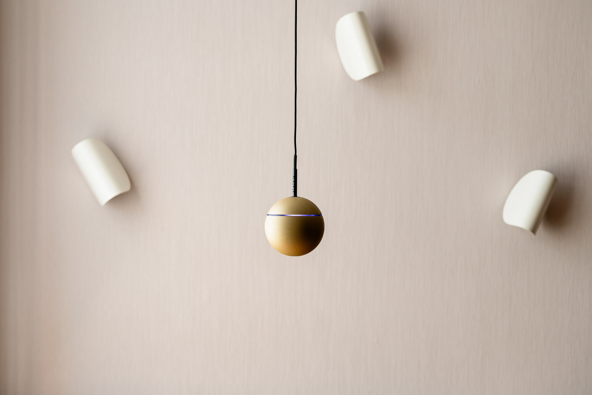 Minimalistische Wandbeleuchtung im Hotelinterieur