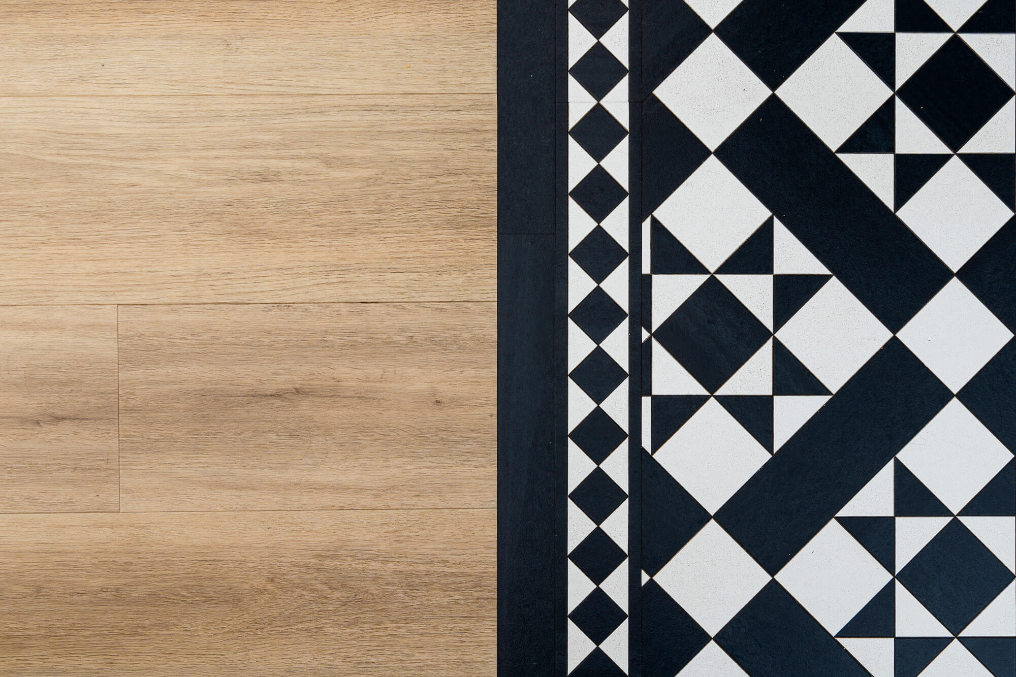 Fliesen- und Holzboden im Detail