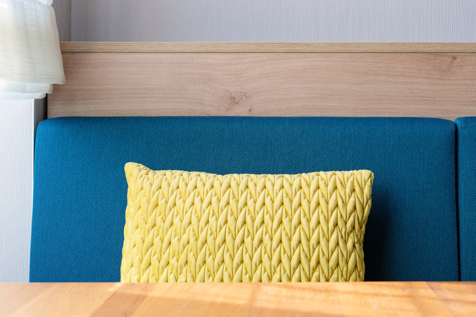 Detail Polsterbank mit gelbem Kissen im Restaurant