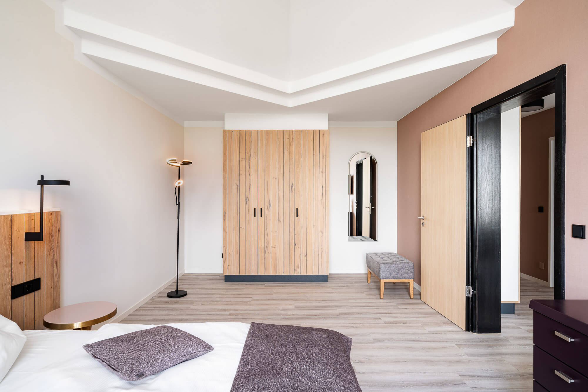 Geräumiger Hotelflur mit heller Decke und Holzdetails