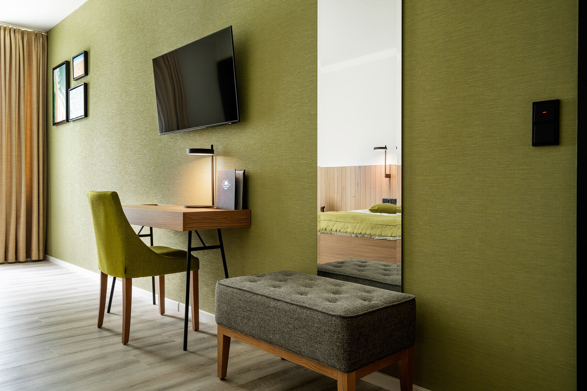 Modernes Hotelzimmer mit Doppelbett und Sitzbereich