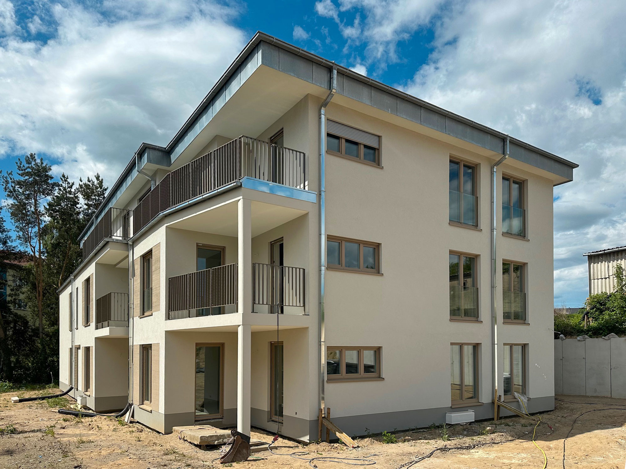 Neubau eines Mehrfamilienhauses mit Balkonen