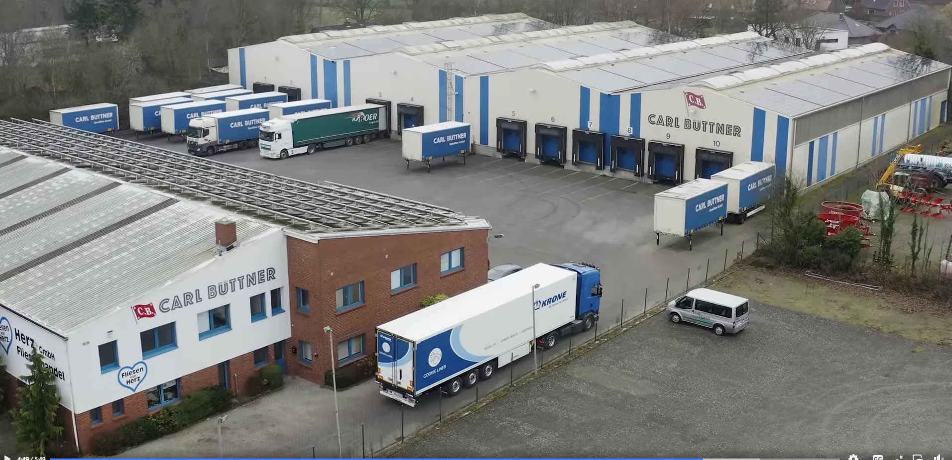 Bürogebäude mit angrenzendem Fuhrpark bei Carl Büttner Logistik
