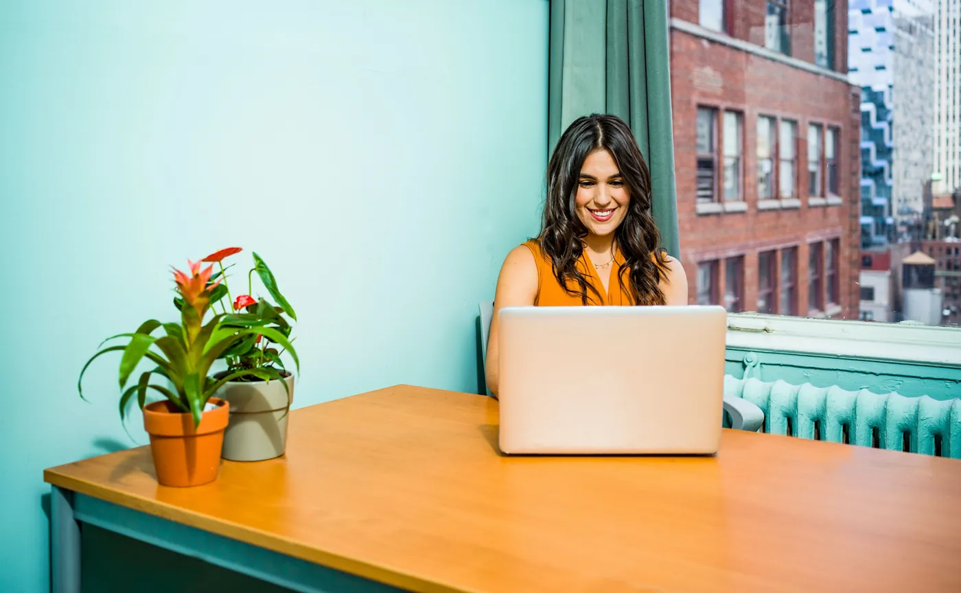 Vrouw vult thuis een online assessment in