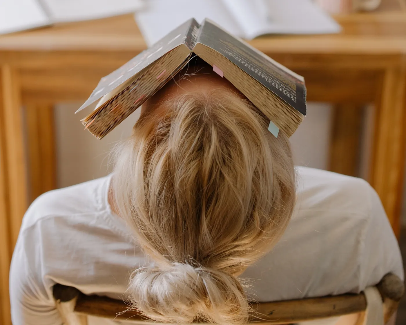 Vrouw aan het leren met boek op haar hoofd