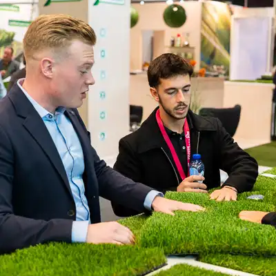 Account manager in a conversation with a client at the FSB trade fair in Cologne