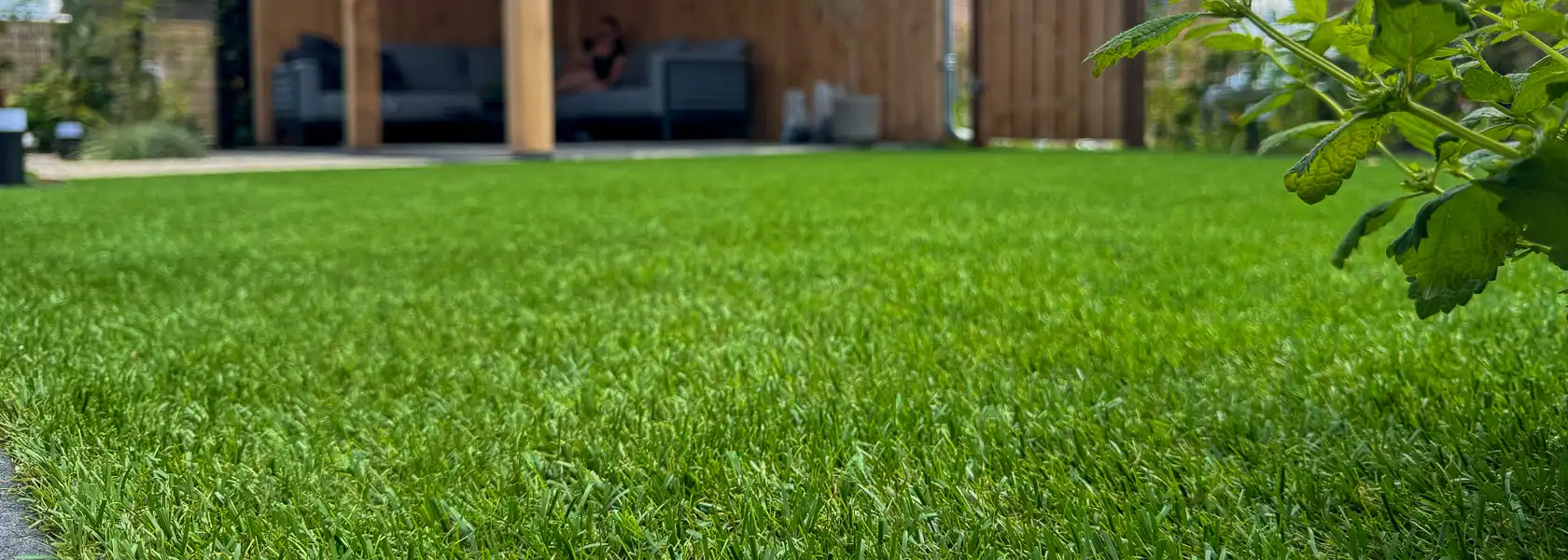 Garden with artificial grass and a canopy