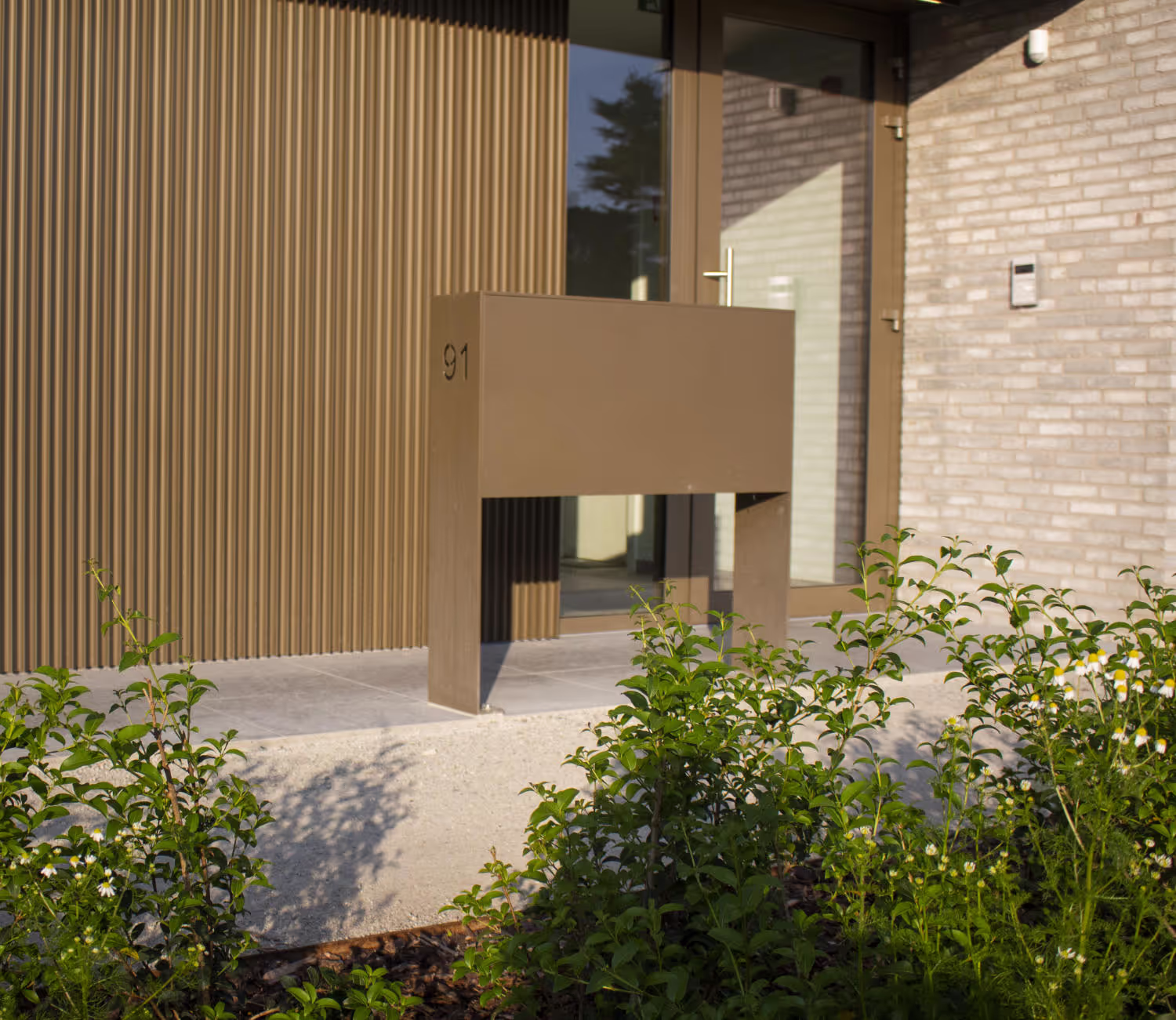 Une boîte aux lettres marron sur pied, fabriquée sur mesure et installée à Berlare en 2023.