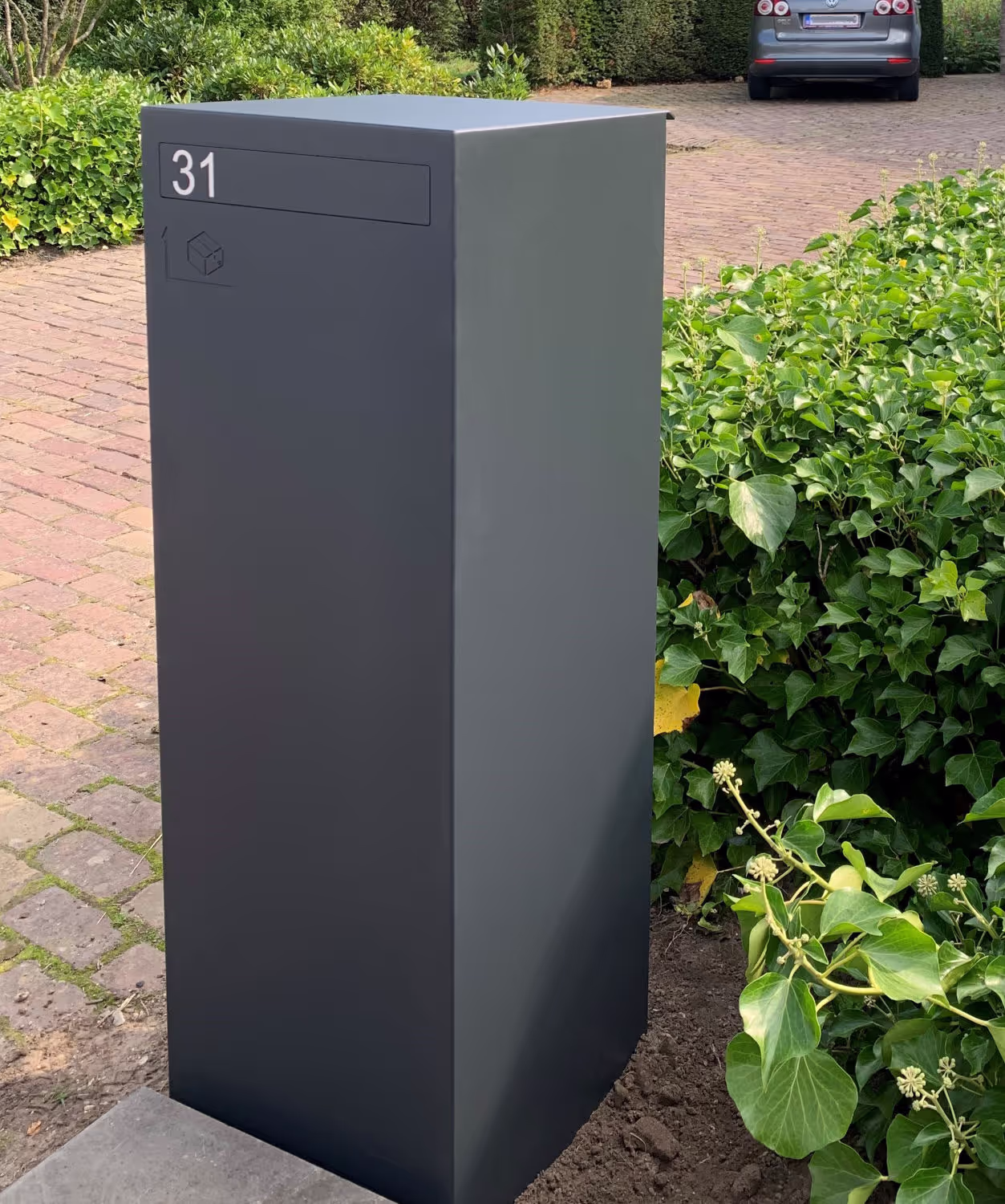 Een grijze pilast design brievenbus geplaatst in Rijkevorsel.