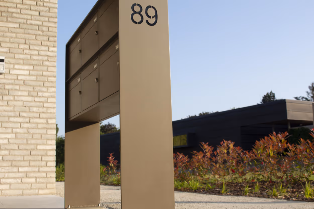 Een lichtbeige brievenbusgeheel met nummer 89 op.
