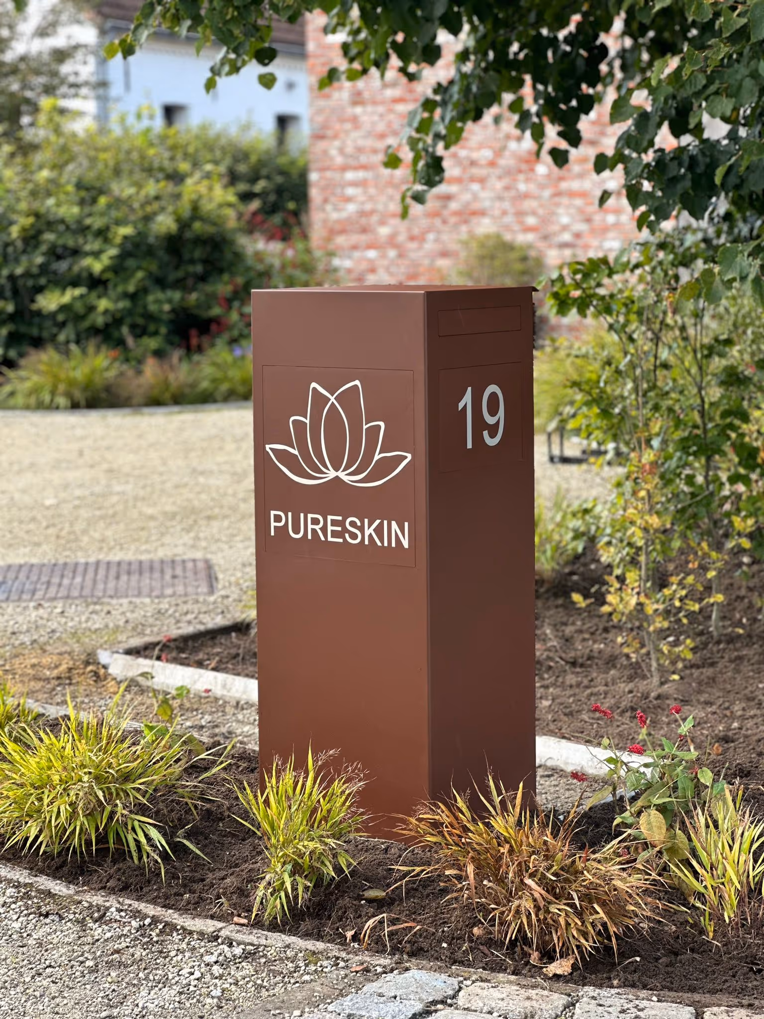 Une boîte aux lettres sur mesure pour l'entreprise PureSkin.