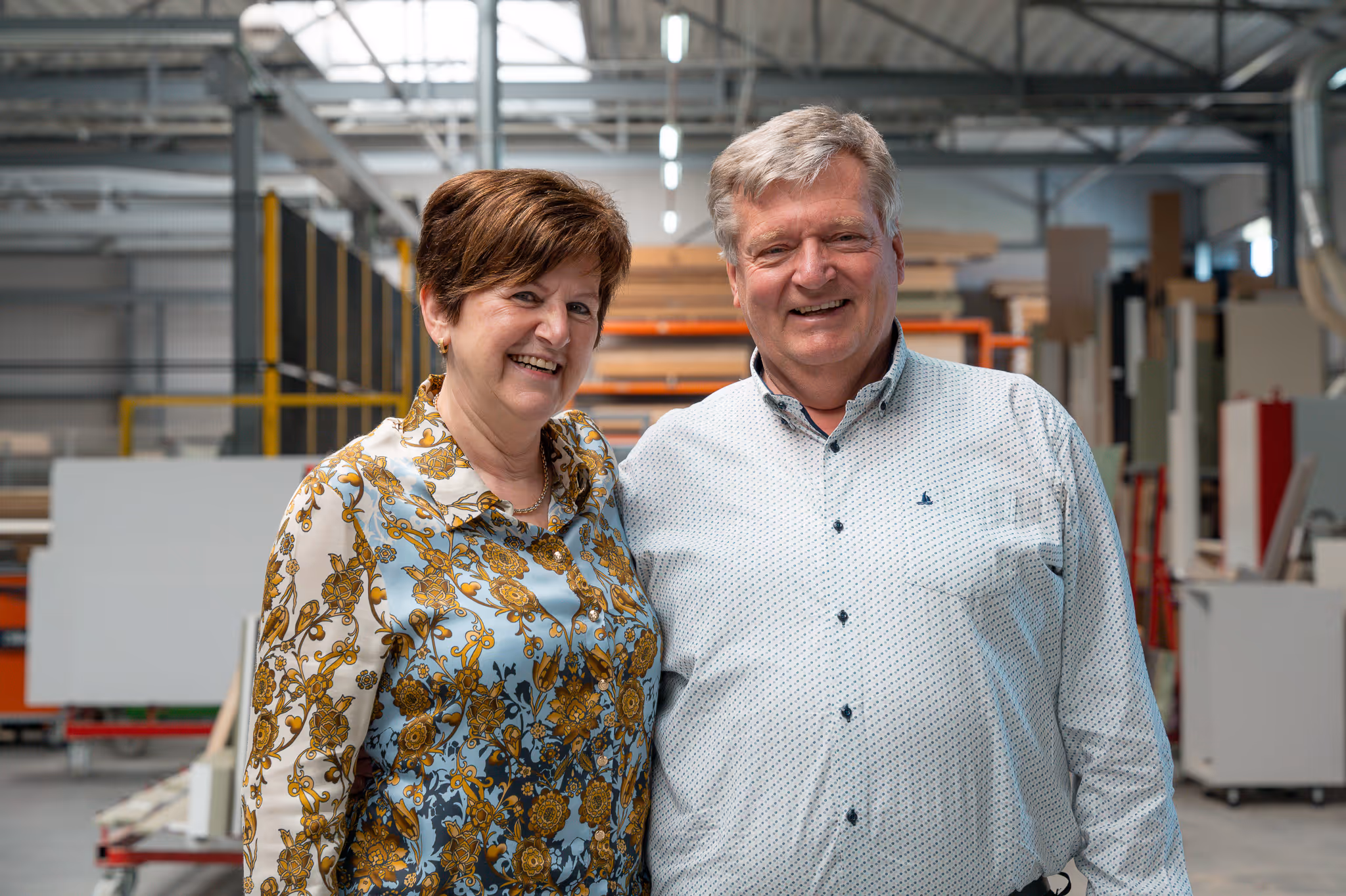 Un homme et une femme, les propriétaires de Larob, dans un hangar.