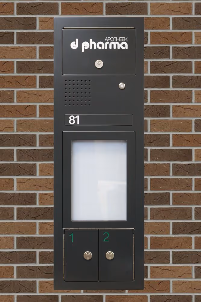 Een zwart doorgeefloket verwerkt in een bakstenen muur.