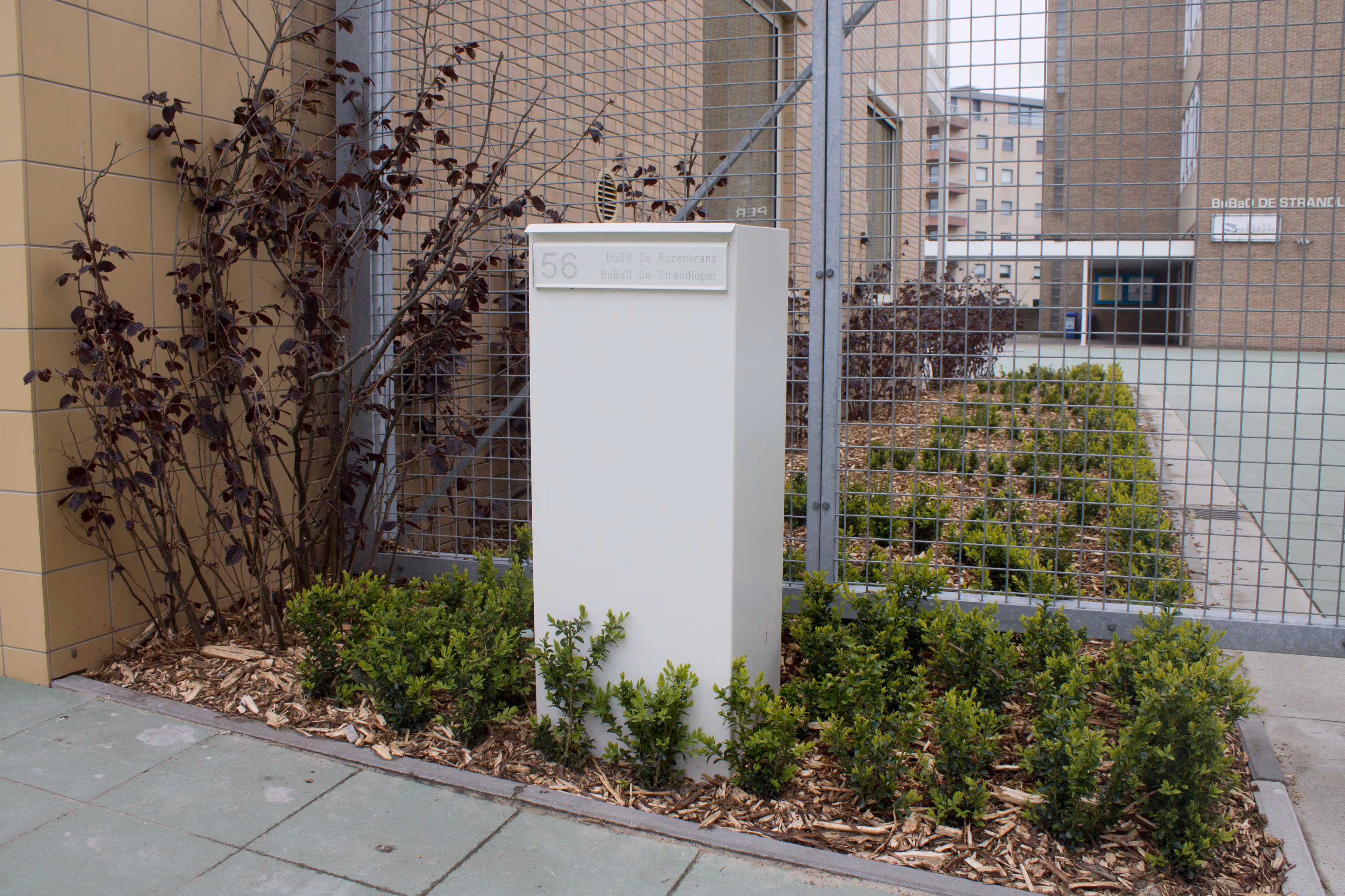 Een witte design brievenbus (Pilaro).