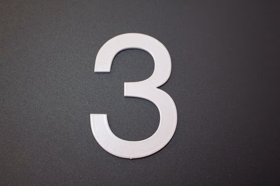 Une plaque avec le numéro 3.