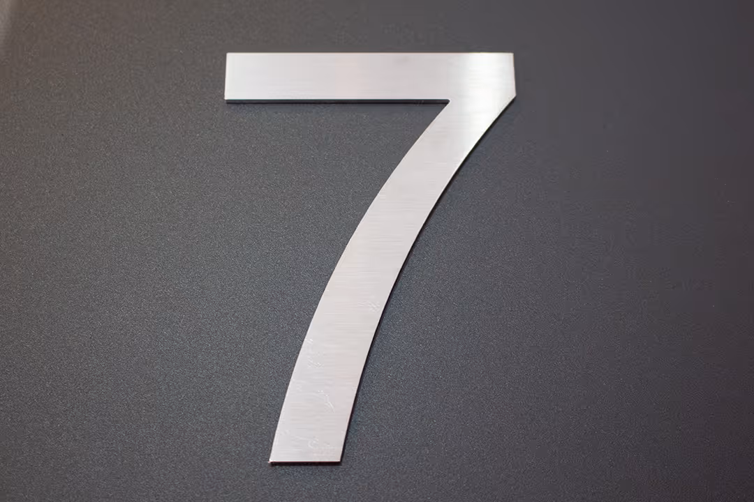 Une plaque avec le numéro 7.