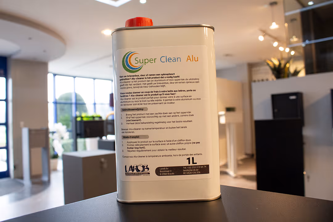 Un flacon d'Alu-Cleaner dans une maison, posé sur une table.