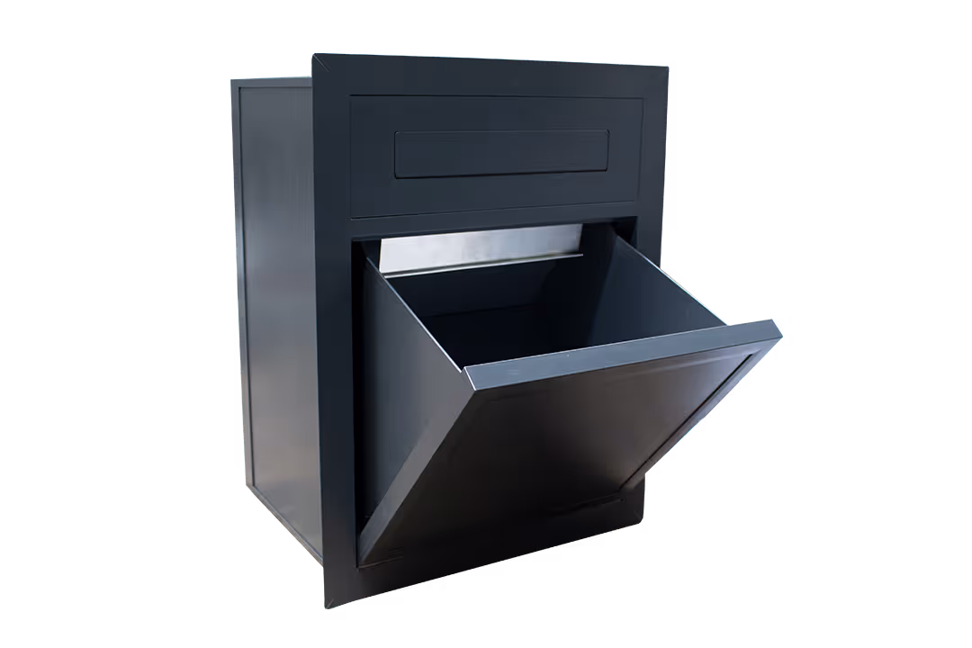 Une boîte aux lettres noire avec un clapet basculant.