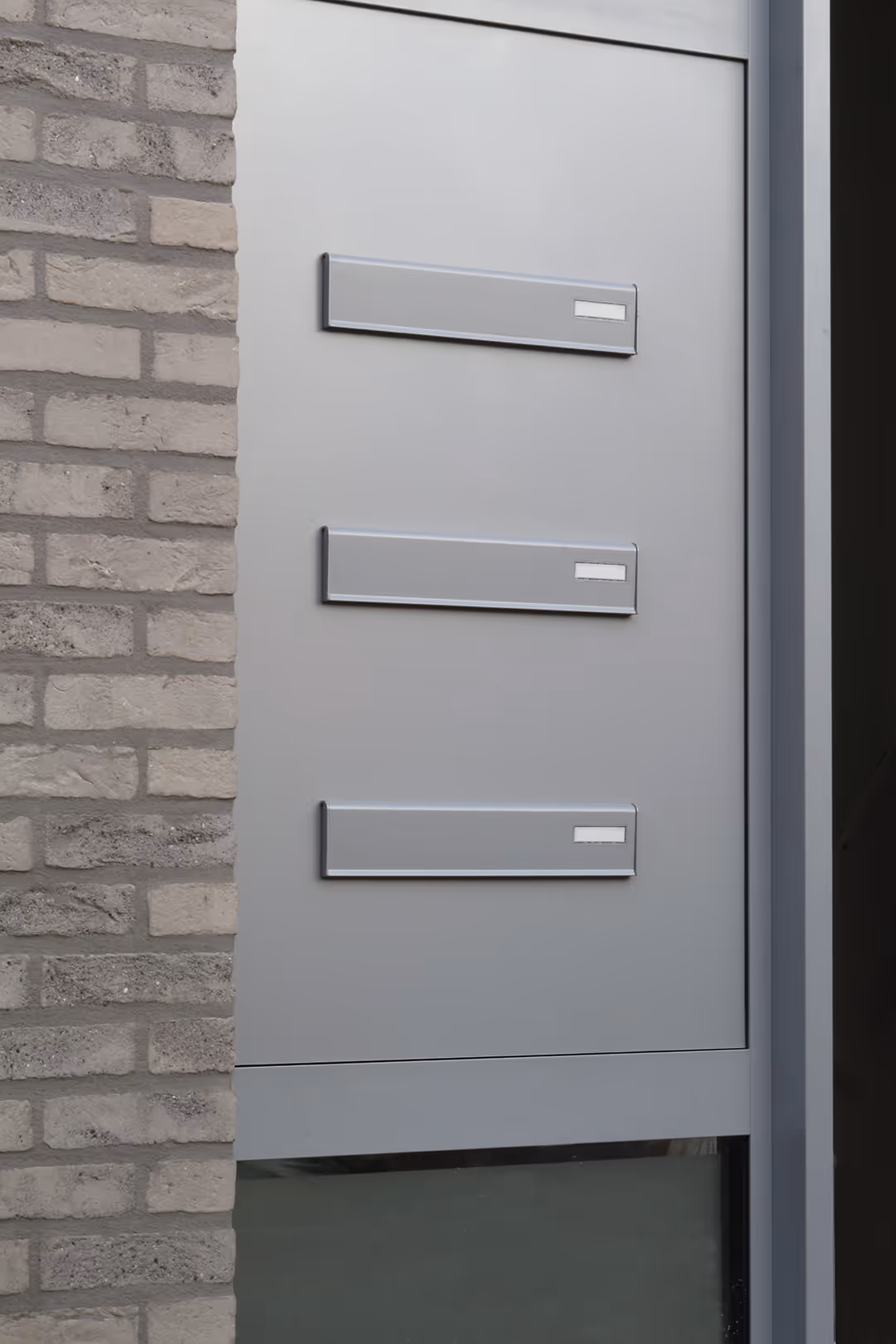 3 Brievenbuskleppen, netjes verwerkt in een grijs raamkader.