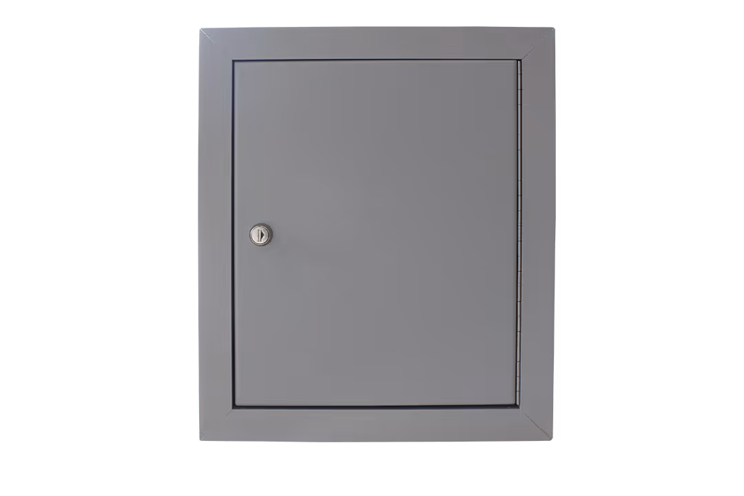 Une porte de boîte aux lettres grise.