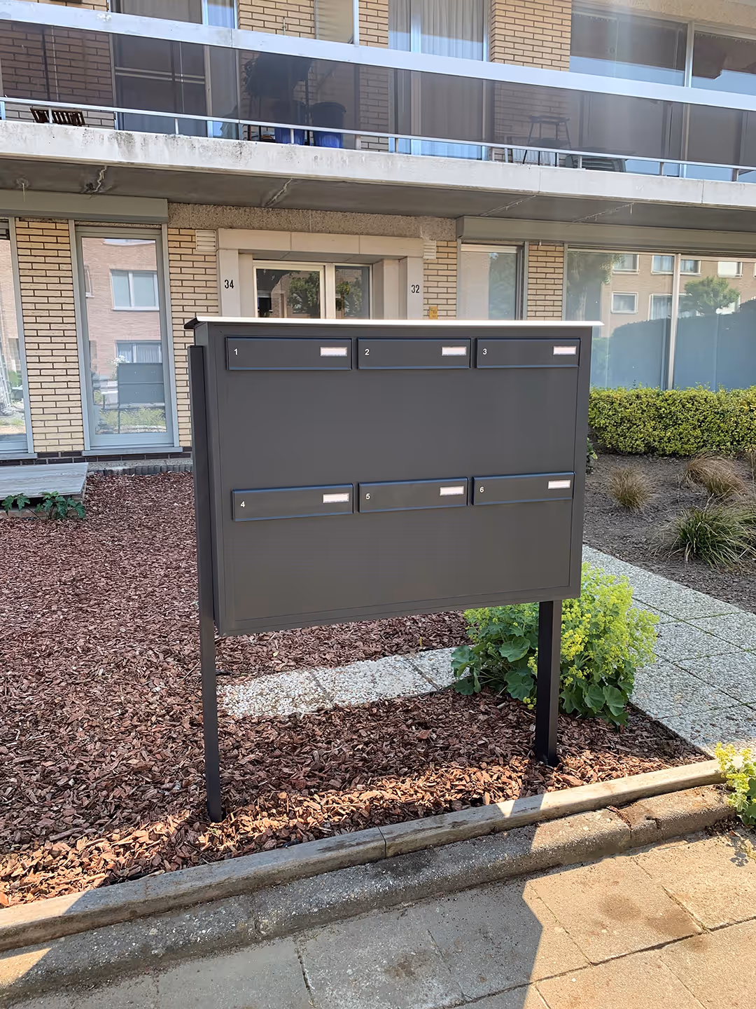 Un ensemble de boîtes aux lettres sur pied pour un immeuble d'appartements.