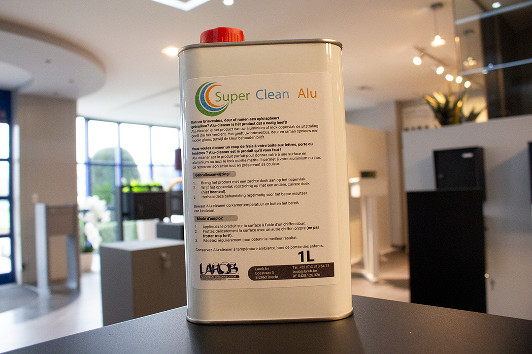 Een aluminium bus met alu-cleaner erin in de showroom van Larob