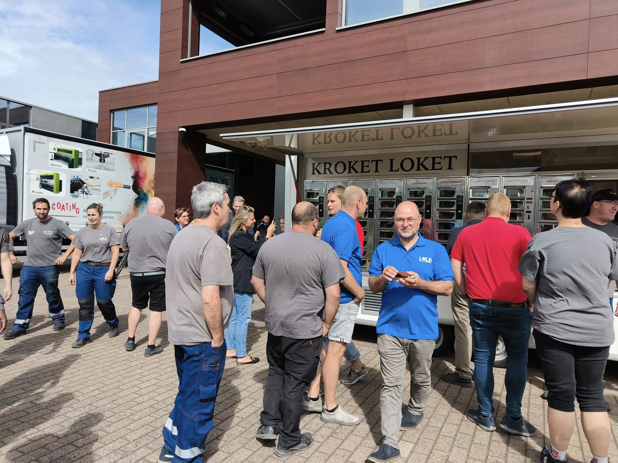 De medewerkers van Larob en Alu-coating mochten kroket loket uittesten