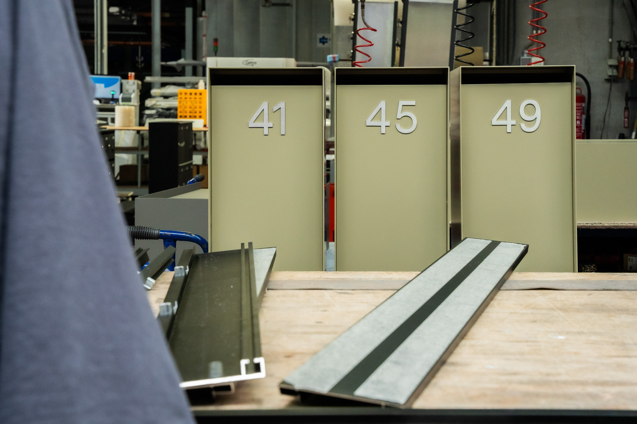 Drie brievenbus Antero zonder klep in het magazijn van Larob