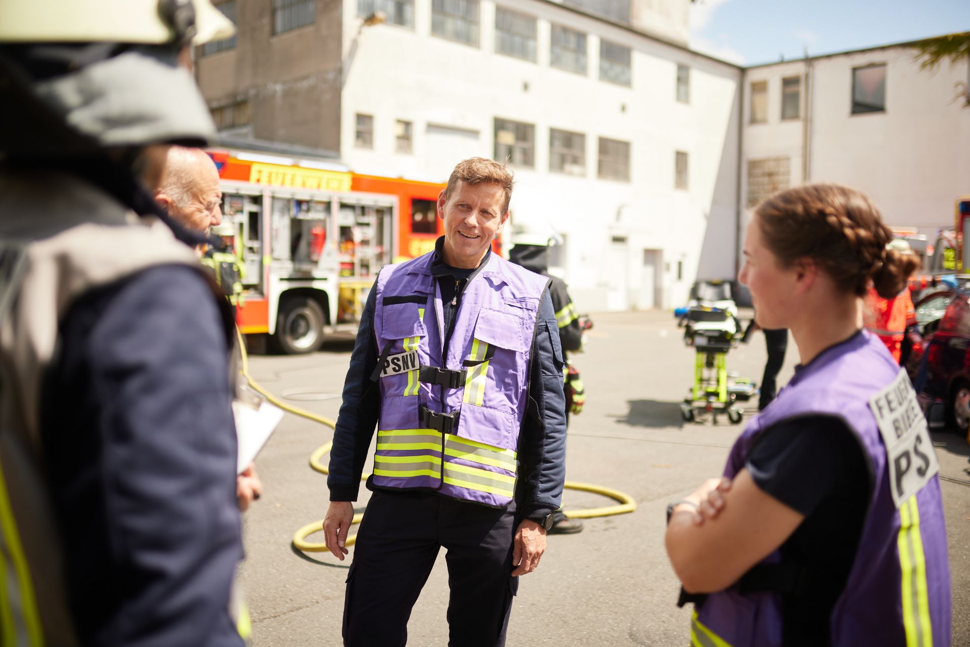 Notfallpsychologen sprechen mit der Feuerwehr.