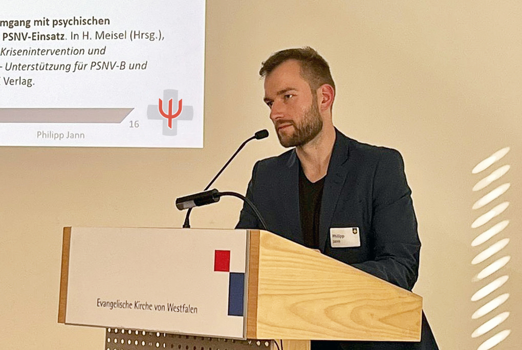 Philipp Jann steht vor einem Pult und gibt einen Vortrag.