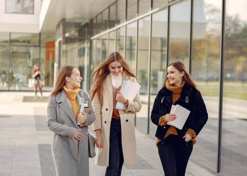 Alumni en train d'échanger sur les prochains évenements