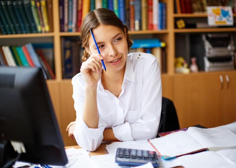 Professionnel de la formation réfléchissant à la gestion de l'enquête SIFA