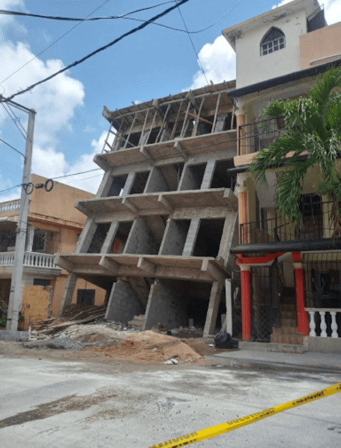 fachada edificio derrumbado en san cristobal