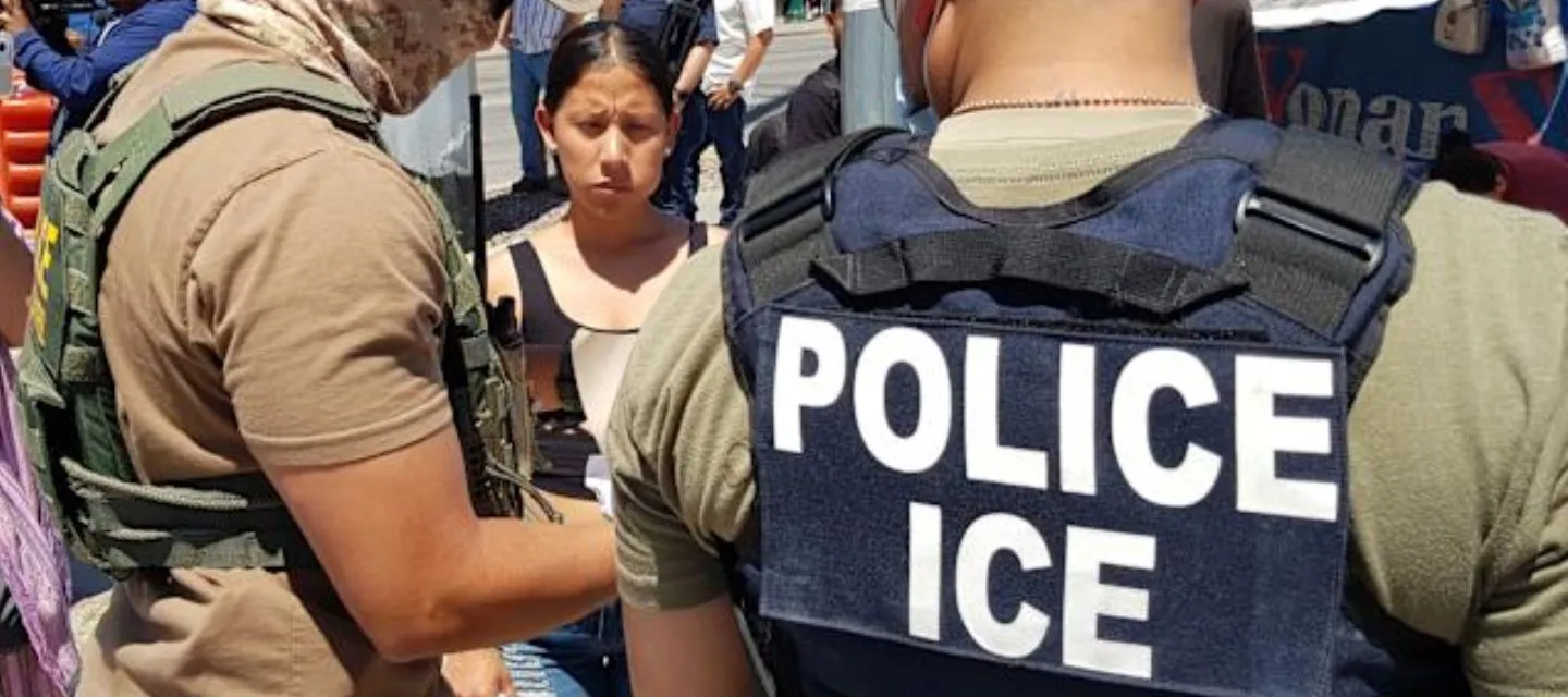 Persona siendo arrestada por ICE